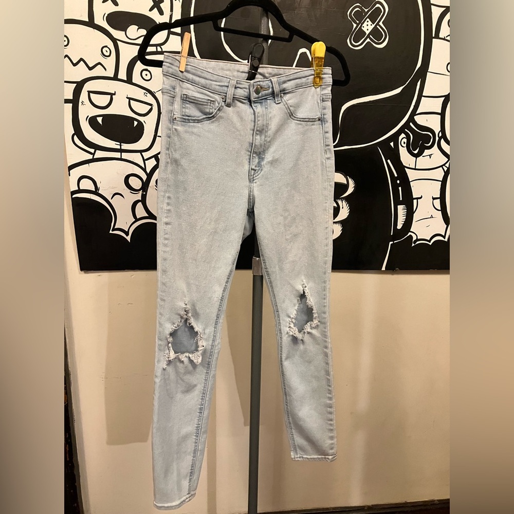 H&M Light Wash Distressed Size 8 Curvy Women's Jeans